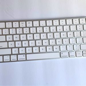 Apple wireless keyboard-no batteries charge usb